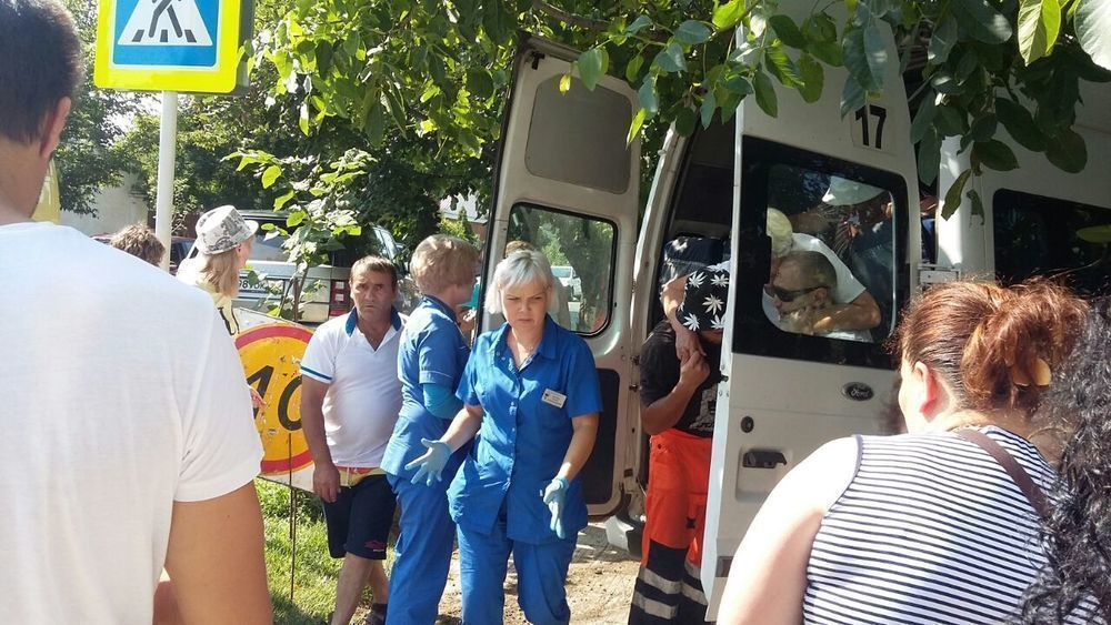 В Анапе от столкновения с джипом маршрутка въехала в дом В Анапе от столкновения с джипом маршрутка въехала в дом