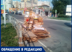 На углу Астраханской и Промышленной по несколько дней лежит вторсырье – коробки вывозят редко На углу Астраханской и Промышленной по несколько дней лежит вторсырье – коробки вывозят редко