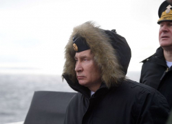 За прошедшими у берегов Крыма военными учениями наблюдал лично Путин За прошедшими у берегов Крыма военными учениями наблюдал лично Путин