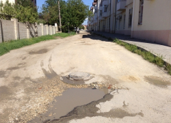 Водители в Анапе вынуждены заниматься "дорожным слаломом" Водители в Анапе вынуждены заниматься "дорожным слаломом"