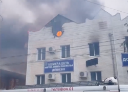 Прямо сейчас в центре Анапы горит гостиница. Огонь уже захватил мансардный этаж Прямо сейчас в центре Анапы горит гостиница. Огонь уже захватил мансардный этаж
