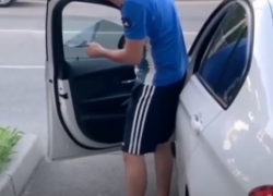 В Анапе продолжают отдирать тонировку со стекол автомобилей прямо на дороге В Анапе продолжают отдирать тонировку со стекол автомобилей прямо на дороге
