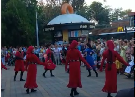 На Театральной площади в Анапе нельзя, а на «Ракушке» можно? На Театральной площади в Анапе нельзя, а на «Ракушке» можно?