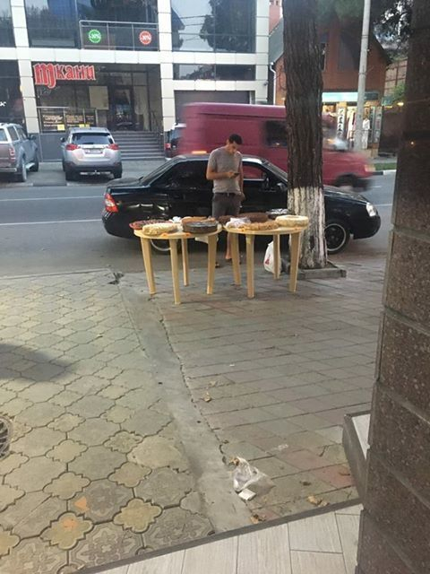 Новое предложение для анапских покупателей: торты с пылью и мухами Новое предложение для анапских покупателей: торты с пылью и мухами