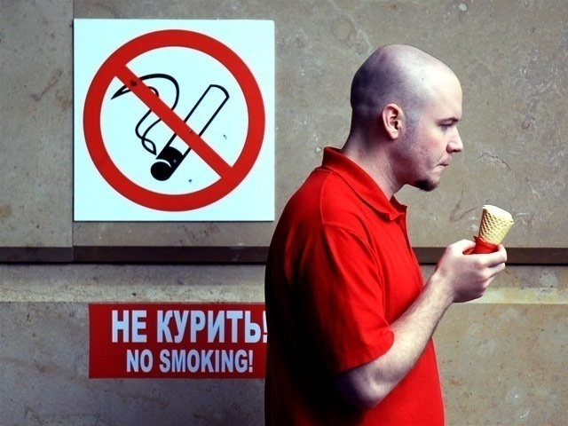 В Анапе на остановках курят при детях В Анапе на остановках курят при детях