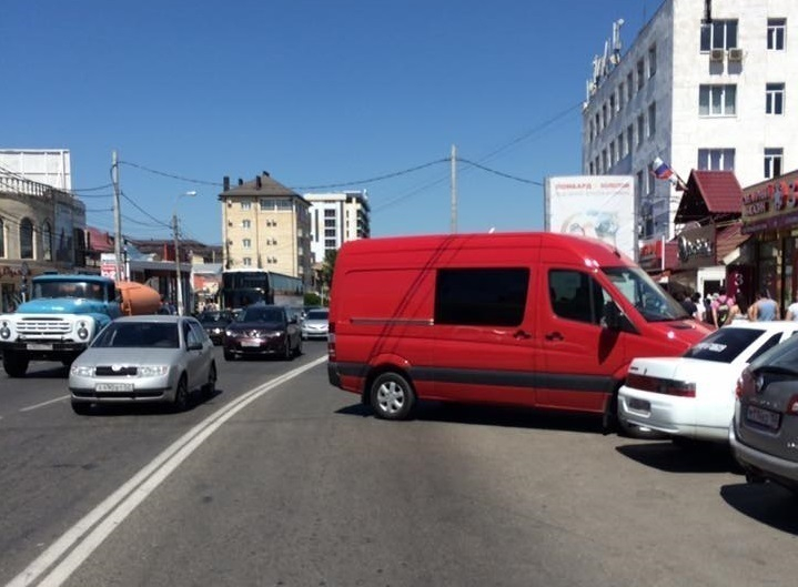 Водитель смог припарковать лишь половинку своего авто в центре Анапы Водитель смог припарковать лишь половинку своего авто в центре Анапы