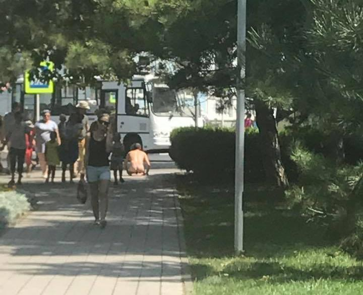 Голый любитель спорта бегал в центре Анапы Голый любитель спорта бегал в центре Анапы