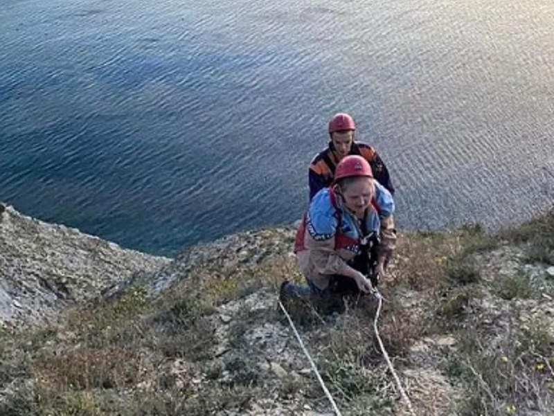 На горе в поселке Супсех, что под Анапой, застряла туристка На горе в поселке Супсех, что под Анапой, застряла туристка