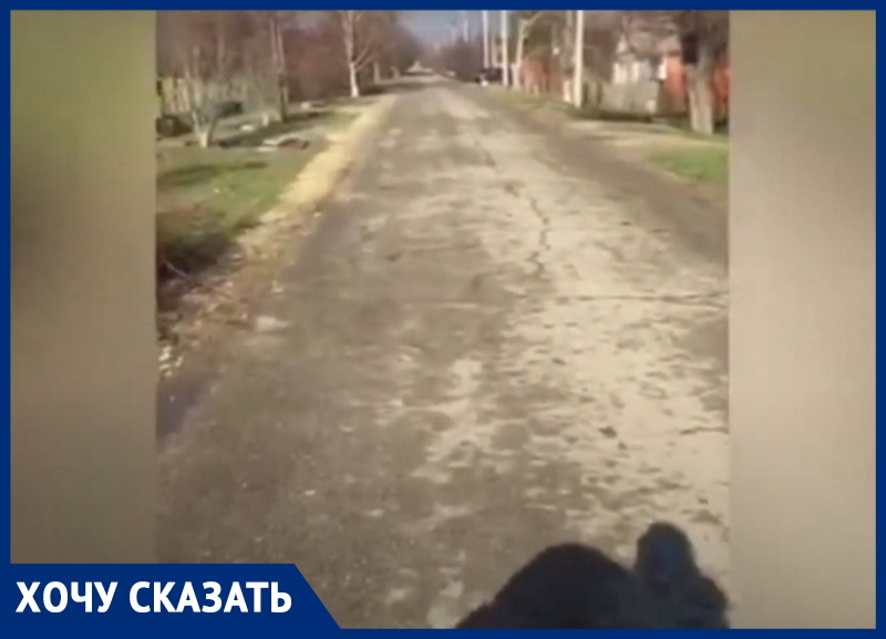 Иван Зубов возмущён, что в посёлке под Анапой люди вынуждены ходить по проезжей части и рисковать жизнью Иван Зубов возмущён, что в посёлке под Анапой люди вынуждены ходить по проезжей части и рисковать жизнью