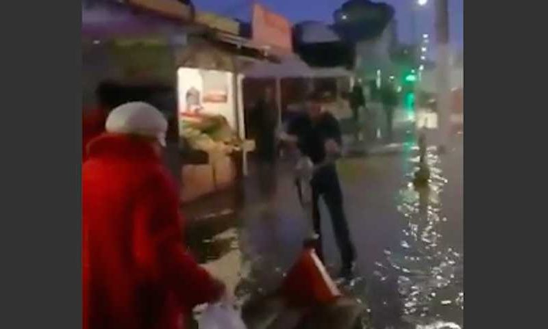 В Анапе роль паромщика в минувшую пятницу выполнял галантный грузчик Сергей В Анапе роль паромщика в минувшую пятницу выполнял галантный грузчик Сергей