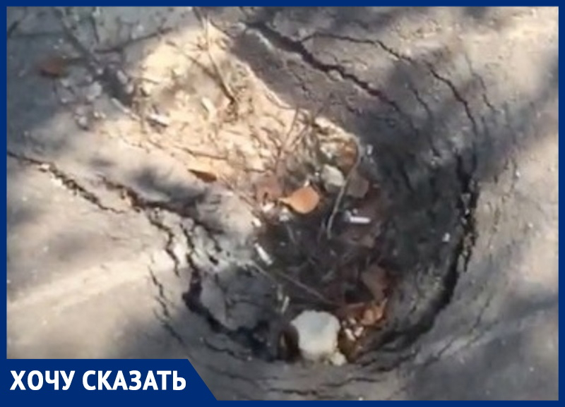 В Анапском селе Джигинка дорожка для слабовидящих привела от остановки в яму. В Анапском селе Джигинка дорожка для слабовидящих привела от остановки в яму.