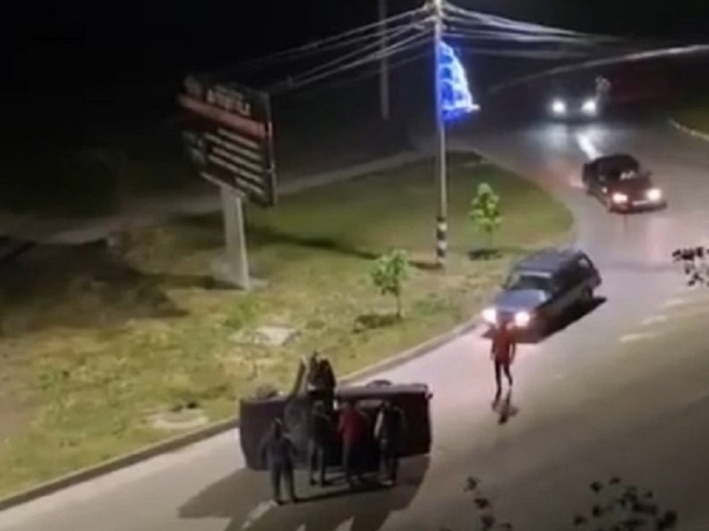 В Анапе автомобиль опрокинулся на бок – видео В Анапе автомобиль опрокинулся на бок – видео