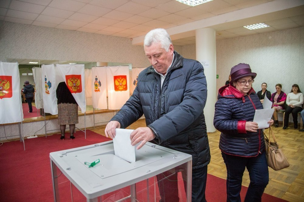 Выборы 2018: глава Анапы Юрий Поляков проголосовал в Городском театре