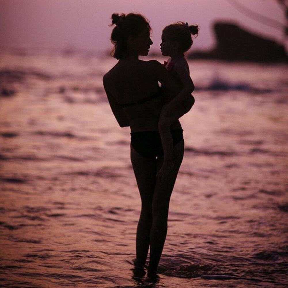 Фото мама с дочкой со спины обнимаются без лица