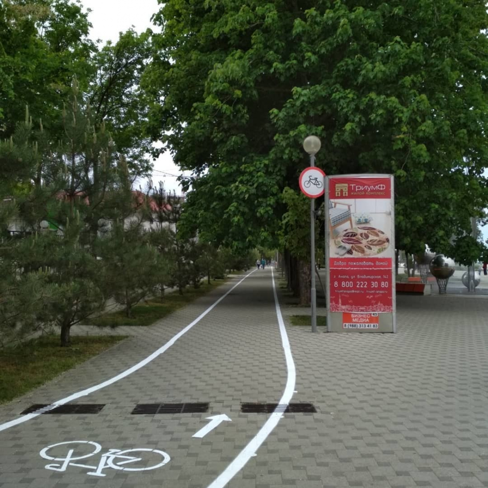 На анапской набережной в пешеходной зоне появилась велодорожка