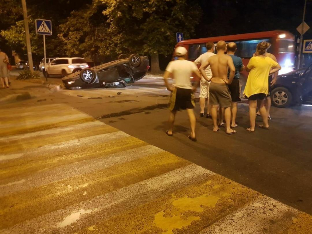 В Анапе на оживленном перекрестке от удара автомобиль встал на крышу