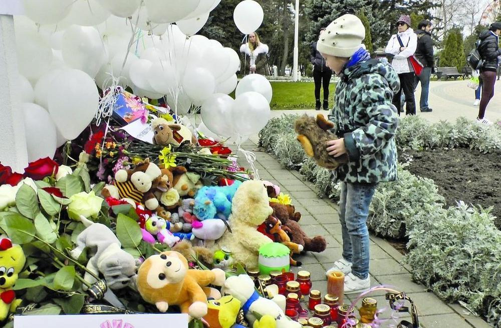 Сотни анапчан возложили цветы и запустили белые шары в память о погибших в Кемерово
