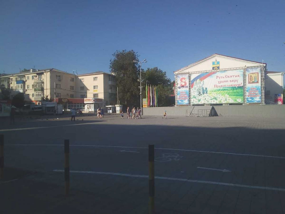 Утренний флешмоб на Театральной площади в Анапе в поддержку сборной России не удался