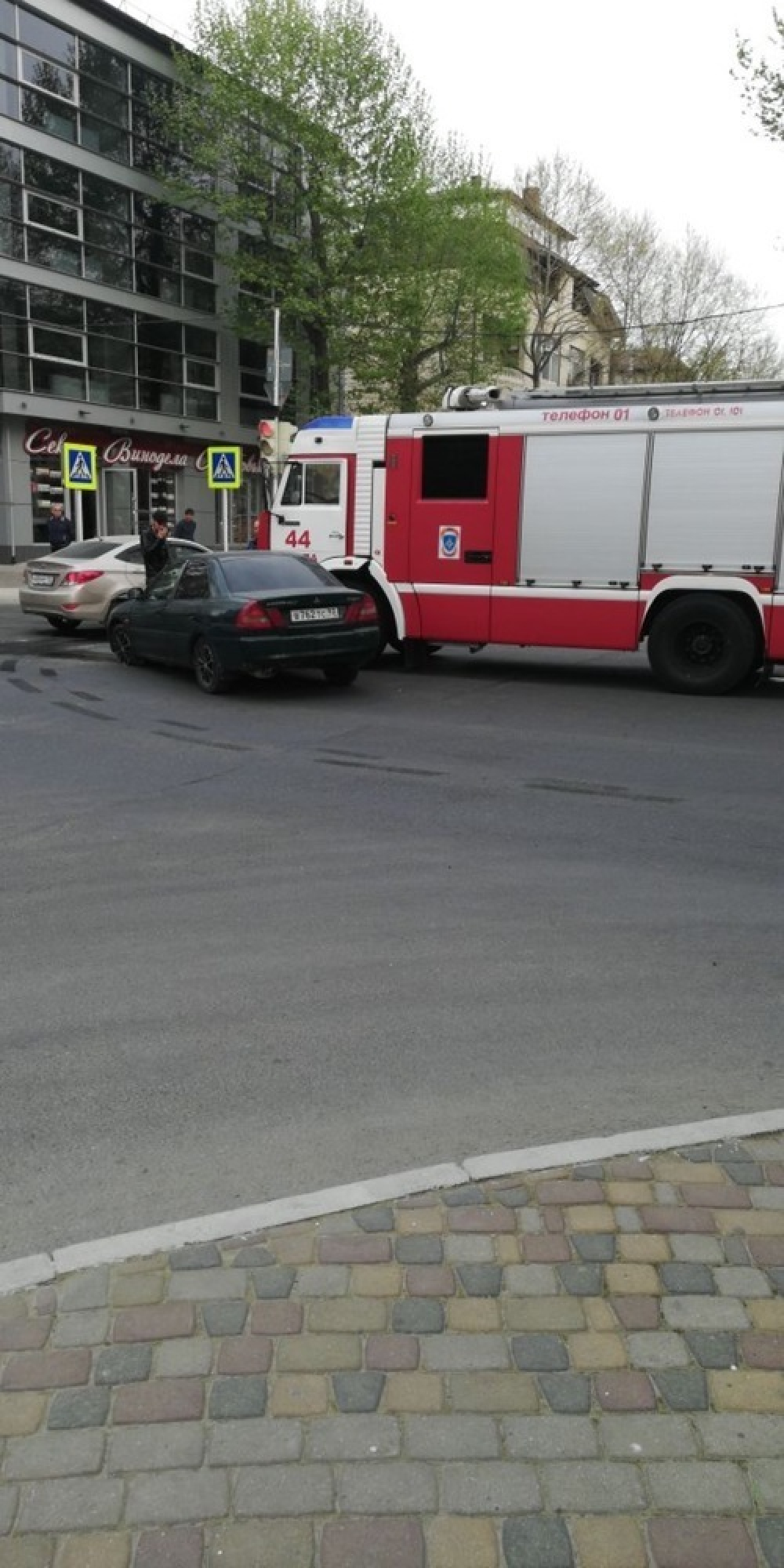Водитель мицубиси  не пропустил пожарную машину с мигалками
