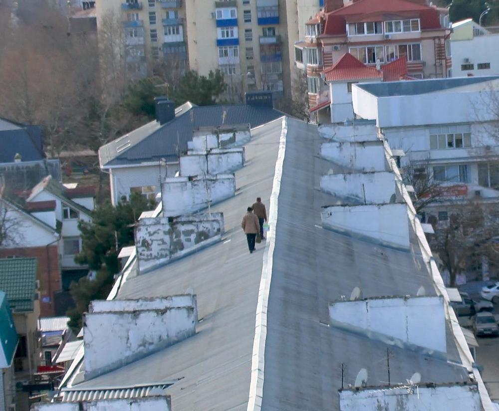 Ремонтные работы на крутой крыше анапской пятиэтажки могли закончиться трагедией