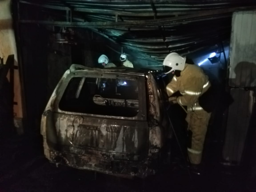 В Гостагаевской под Анапой загорелся гараж и «Ниссан»: пострадал мужчина
