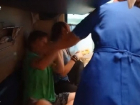 Проводница поезда из Анапы надавала подросткам подзатыльников, защищая маленькую девочку – очевидец