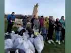 Волонтеры собрали у стелы «У орла» в Анапе десятки мешков мусора