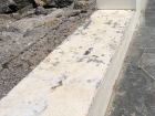 Грязная крашеная бетонка вместо лавочек появилась на нижней набережной Анапы
