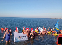 30 декабря в Анапе прошел в море заплыв Дедов Морозов
