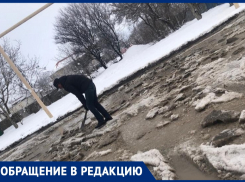 Жители Цибанобалки, Воскресенского и Пятихаток под Анапой сами убирают глыбы льда с дорог
