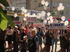 Тысячи анапчан с шарами и транспарантами вышли на первомайскую демонстрацию 