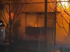 В садовом товариществе под Анапой пожар уничтожил одноэтажное строение: видео
