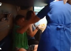 Проводница поезда из Анапы надавала подросткам подзатыльников, защищая маленькую девочку – очевидец