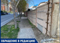 Тротуар по улице Владимирская в Анапе очень узкий и разбитый – жители жалуются