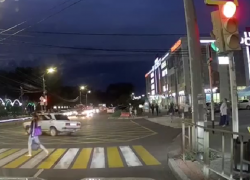 В Анапе водитель «Жигулей» проехал на красный свет и развернулся прямо среди пешеходов