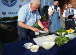 Мэр Анапы удивил всех приготовлением самой большой в мире порцией мидий