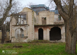 В Анапе памятник архитектуры начала ХХ века разрушается у всех на глазах