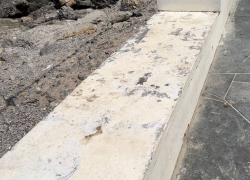 Грязная крашеная бетонка вместо лавочек появилась на нижней набережной Анапы