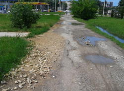 На таком тротуаре только ноги ломать