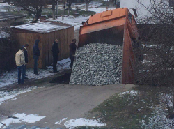 Самосвал упал в яму