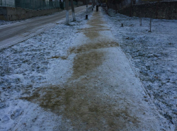 Вовремя песком посыпали. Молодцы!