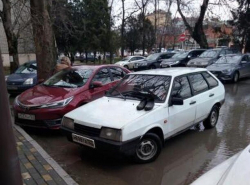 Водитель "девятки" поставил калоши на капот для просушки))