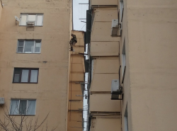 Куски штукатурки летели на голову