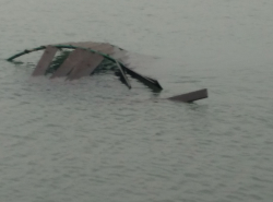 Навес улетел в море