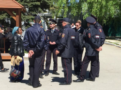 СЕМЬ полицейских и ОДНА цыганка! 