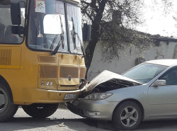 В Гай-Кодзоре школьный автобус врезался в иномарку