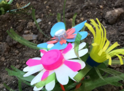 К Первомаю газон украсили бытовым мусором, а хотели как лучше... 