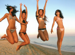  Если пляжный сезон открывают такие красотки, быть курортному лету в Анапе удачным!