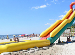 Опять на лучших местах пляжа устанавливают батуты