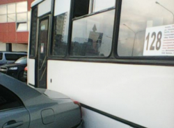 Автобус маршрута 128 «воспылал любовью к легковушке и нежно её поцеловал»